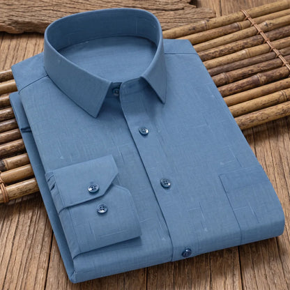 Chemise homme en fibre de bambou coloris bleu-gris, pliée sur une natte de bambou