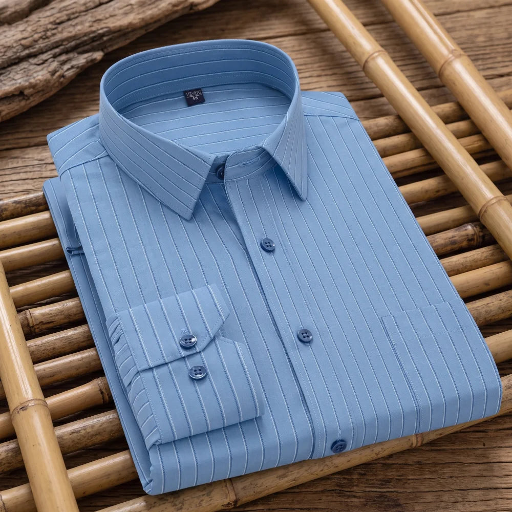 Chemise homme en fibre de bambou à fines rayures bleu clair, pliée sur une natte de bambou