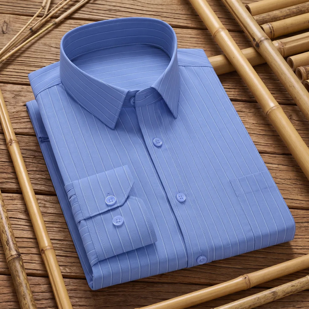 Chemise homme en fibre de bambou à fines rayures bleu clair, pliée sur un support en bois clair