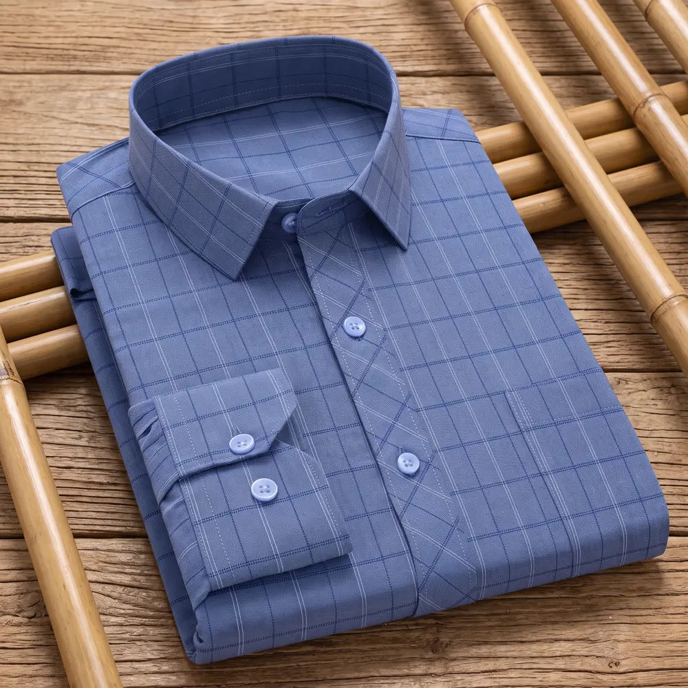 Chemise homme en fibre de bambou à motif carreaux fenêtre bleu, pliée sur une natte de bambou