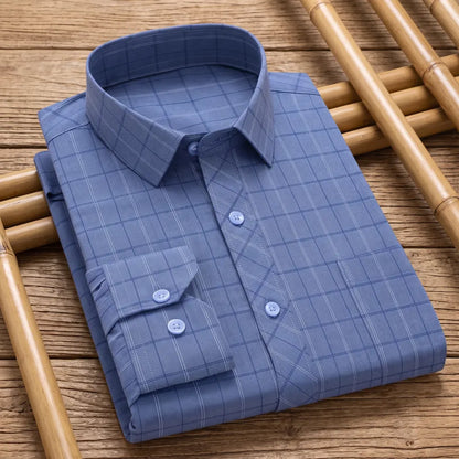 Chemise homme en fibre de bambou à motif carreaux fenêtre bleu, pliée sur une natte de bambou