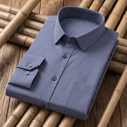 Chemise homme en fibre de bambou coloris gris-bleu ardoise uni, pliée sur une natte de bambou