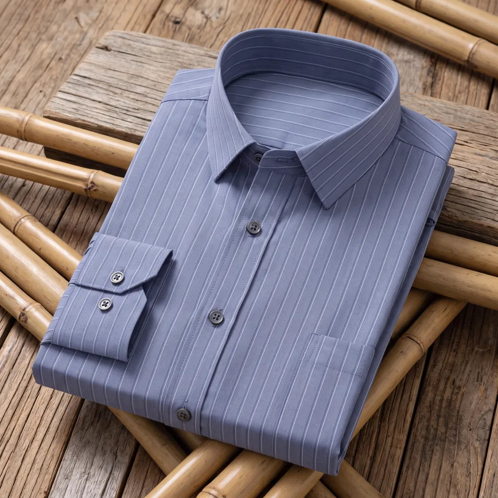 Chemise homme en fibre de bambou à fines rayures bleu-gris, pliée sur une natte de bambou