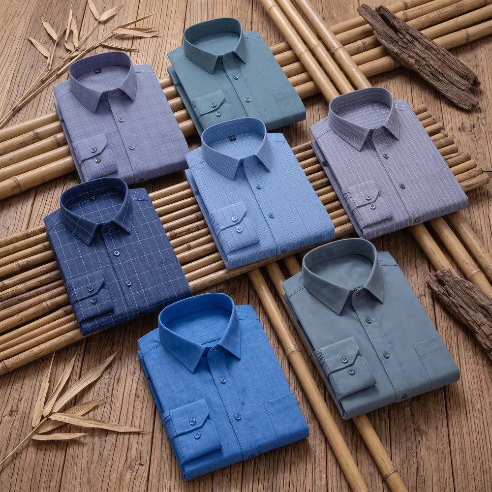 Huit chemises homme en fibre de bambou pliées côte à côte sur une natte de bambou, dans différents coloris et motifs