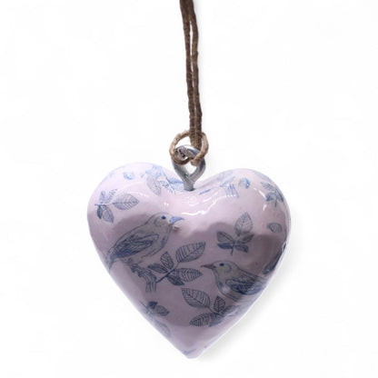 Cœur en bois à suspendre motif oiseaux bleus sur fond rose pâle