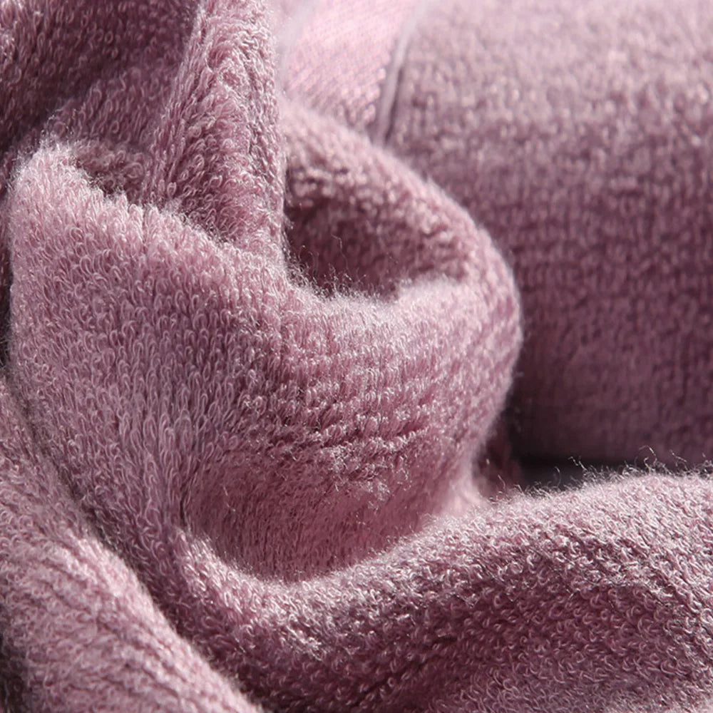 Gros plan sur le tissu éponge en bambou du coffret de serviettes, coloris pourpre