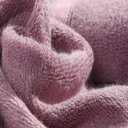 Gros plan sur le tissu éponge en bambou du coffret de serviettes, coloris pourpre