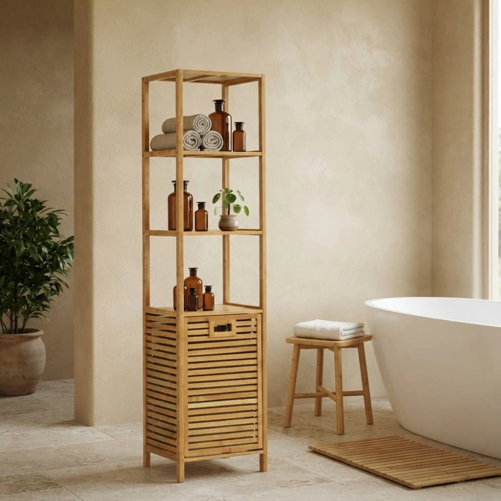 Colonne bambou avec panier à linge dans une salle de bain zen