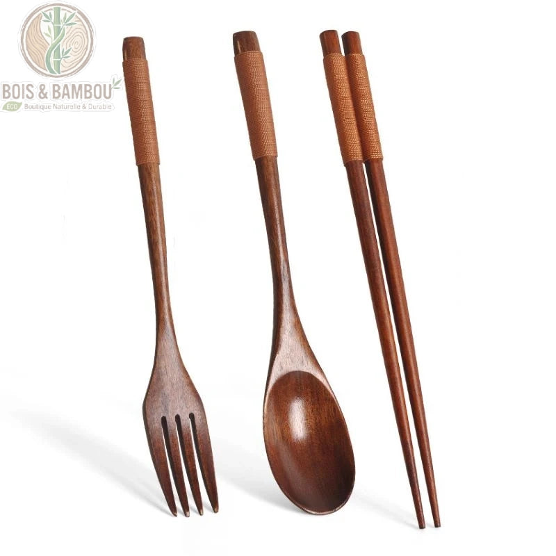 Couverts bois nomade, gros plan cuillere et fourchette tenues a la main, Bois et Bambou Eco