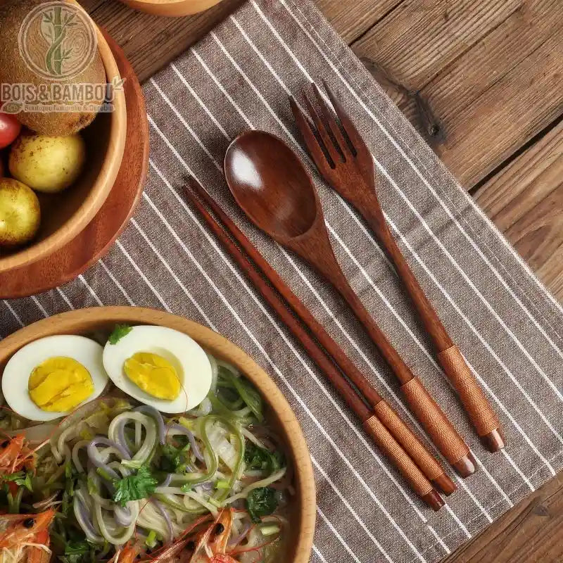Couverts bois nomade, kit cuillere fourchette baguettes sur table avec bol et ramen, Bois et Bambou Eco