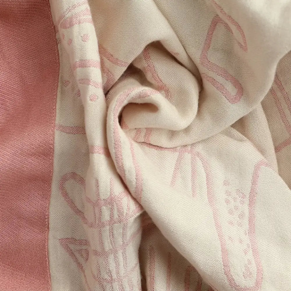 Gros plan sur le tissage gaze de la couverture coton bambou, coloris rose