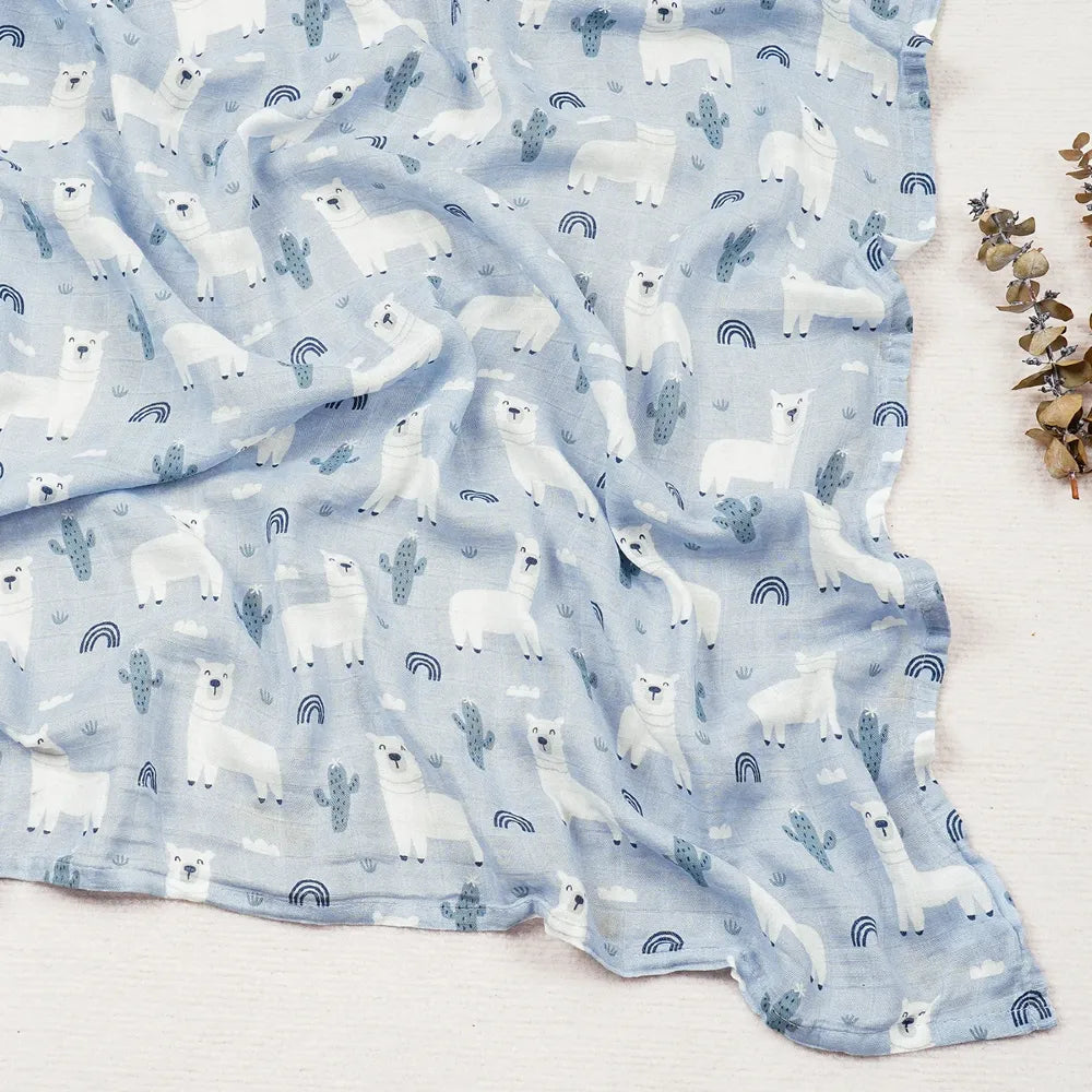 Couverture légère bébé en coton et bambou, motif lamas et cactus sur fond bleu clair