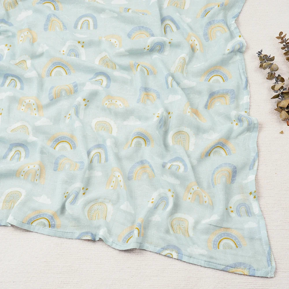 Couverture légère bébé en coton et bambou, motif arcs-en-ciel pastel sur fond bleu clair