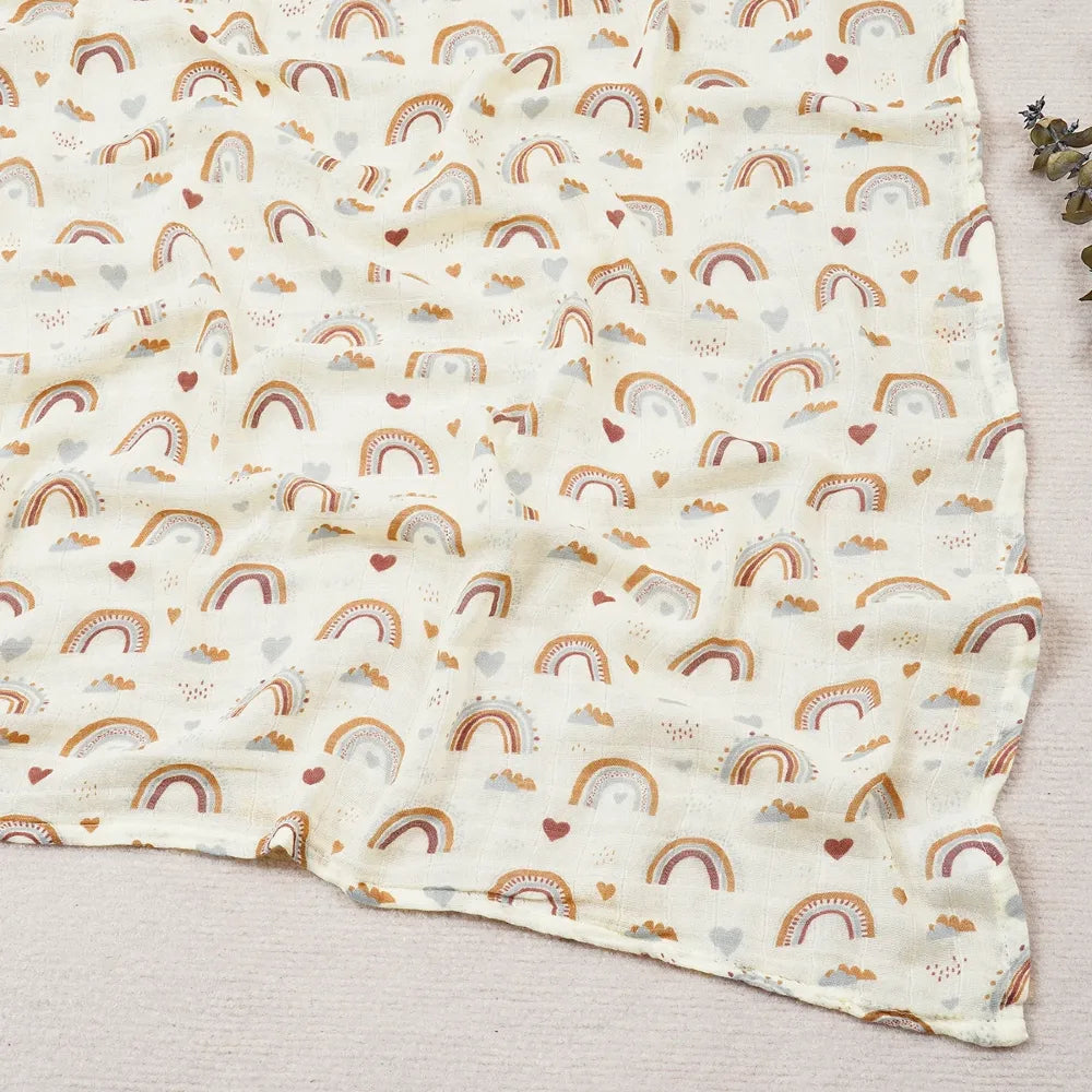 Couverture légère bébé en coton et bambou, motif arcs-en-ciel et cœurs pastel sur fond écru