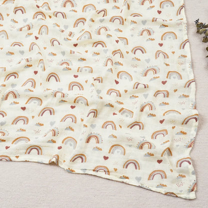 Couverture légère bébé en coton et bambou, motif arcs-en-ciel et cœurs pastel sur fond écru