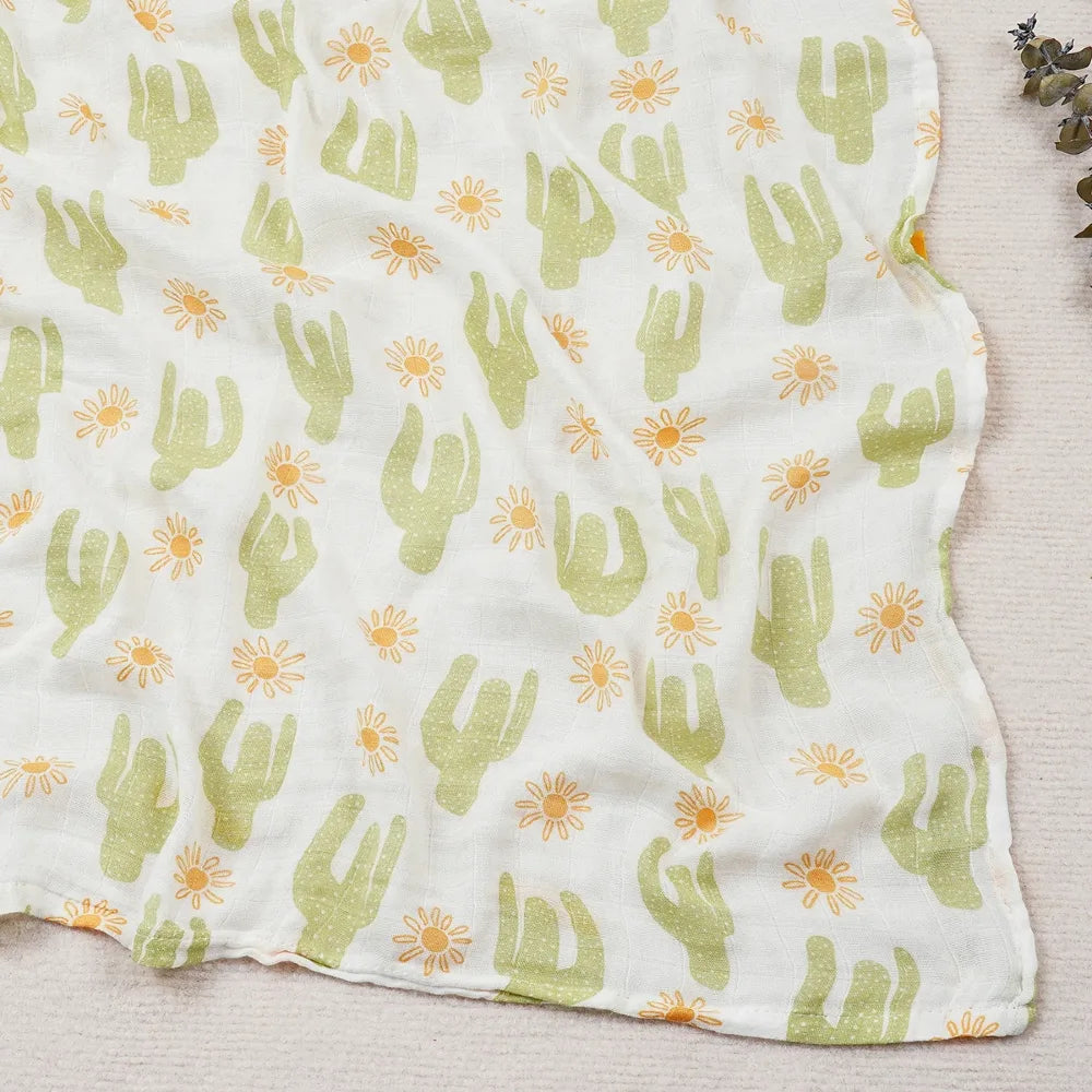 Couverture légère bébé en coton et bambou, motif cactus verts et soleils sur fond blanc