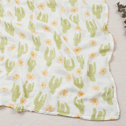 Couverture légère bébé en coton et bambou, motif cactus verts et soleils sur fond blanc