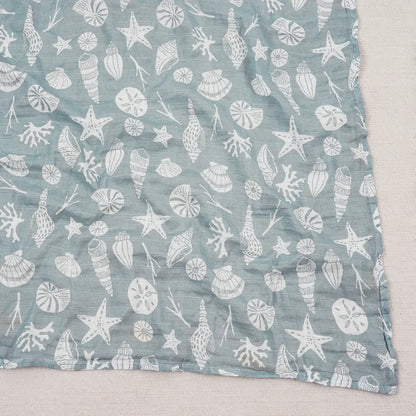 Couverture légère bébé en coton et bambou, motif coquillages et étoiles de mer sur fond vert-gris