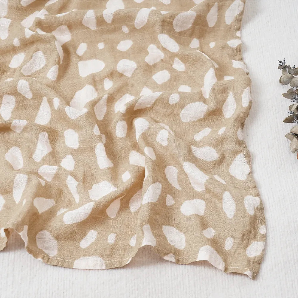 Couverture légère bébé en coton et bambou, motif tacheté blanc sur fond beige