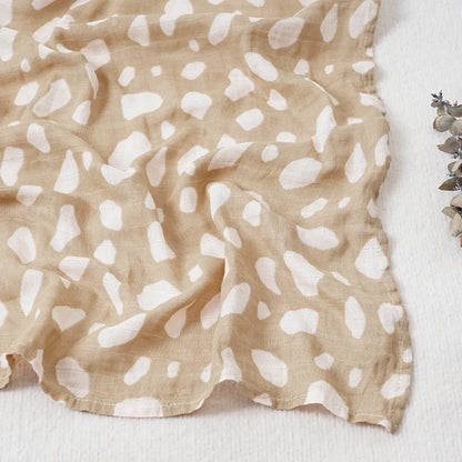 Couverture légère bébé en coton et bambou, motif tacheté blanc sur fond beige