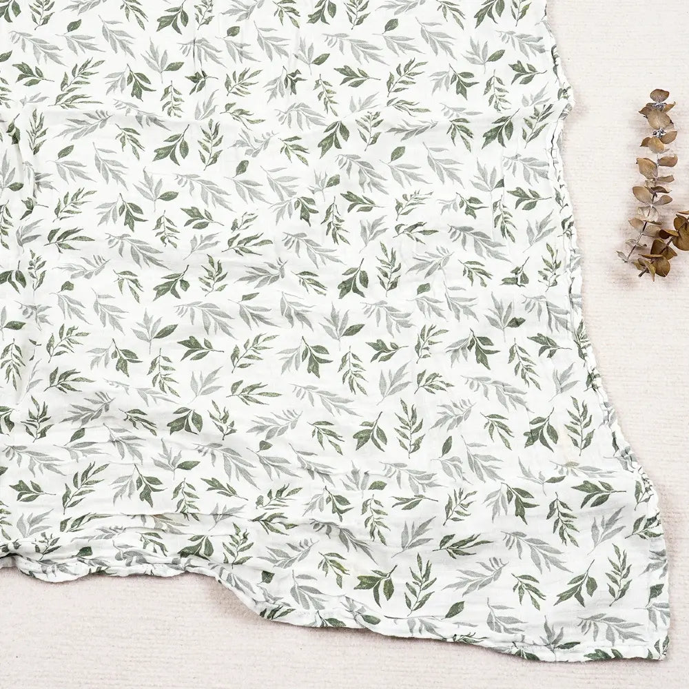 Couverture légère bébé en coton et bambou, motif feuillage vert sauge sur fond blanc