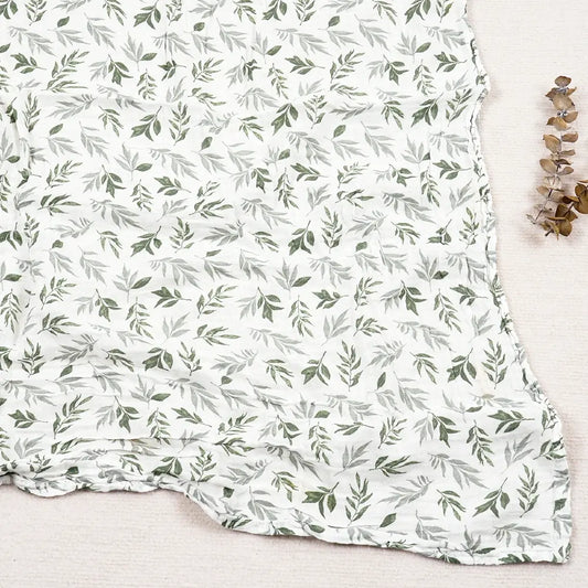 Couverture légère bébé en coton et bambou, motif feuillage vert sauge sur fond blanc