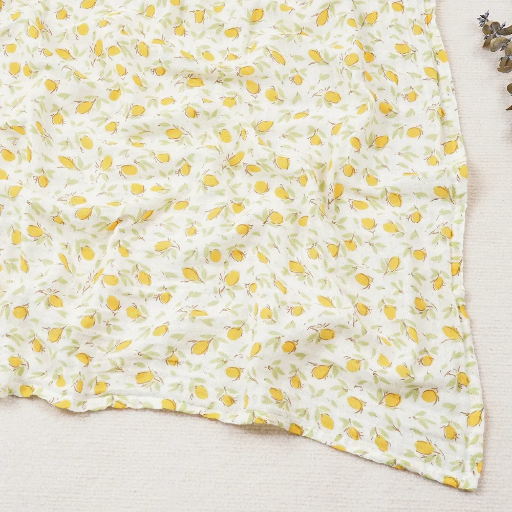 Couverture légère bébé en coton et bambou, motif petites fleurs jaunes et feuillage sur fond écru