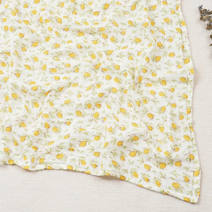 Couverture légère bébé en coton et bambou, motif petites fleurs jaunes et feuillage sur fond écru
