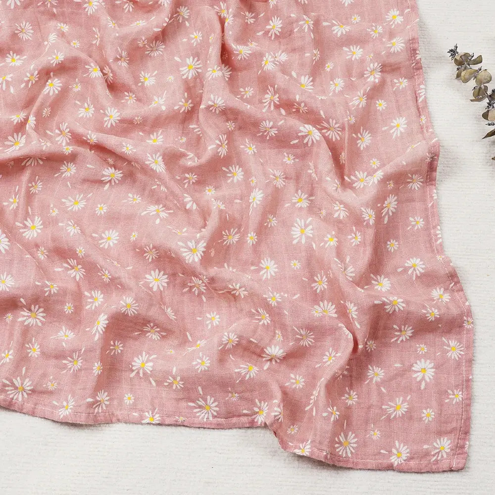 Couverture légère bébé en coton et bambou, motif marguerites blanches sur fond rose poudré