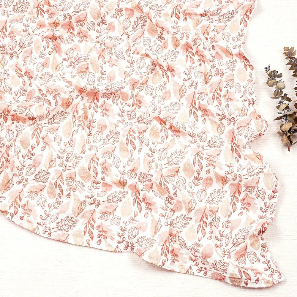 Couverture légère bébé en coton et bambou, motif fleurs et feuillages roses sur fond écru