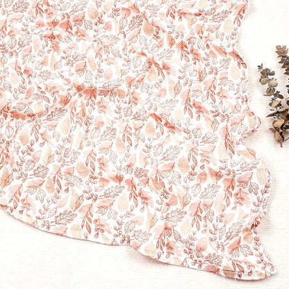 Couverture légère bébé en coton et bambou, motif fleurs et feuillages roses sur fond écru