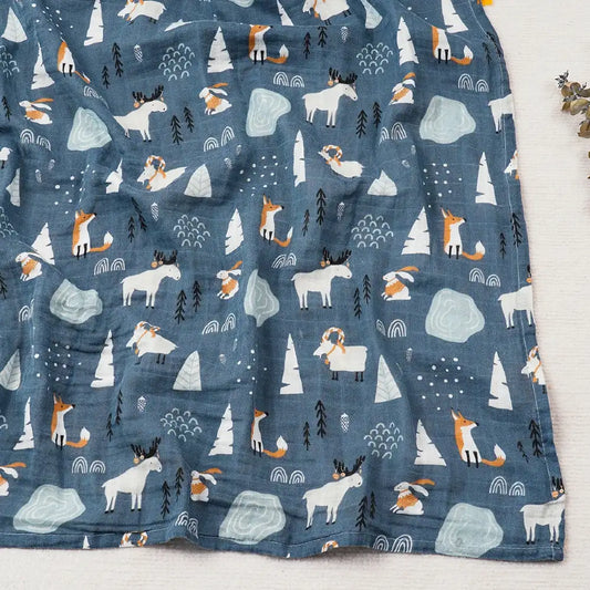 Couverture légère bébé en coton et bambou, motif forêt bleu nuit avec renards, cerfs et sapins