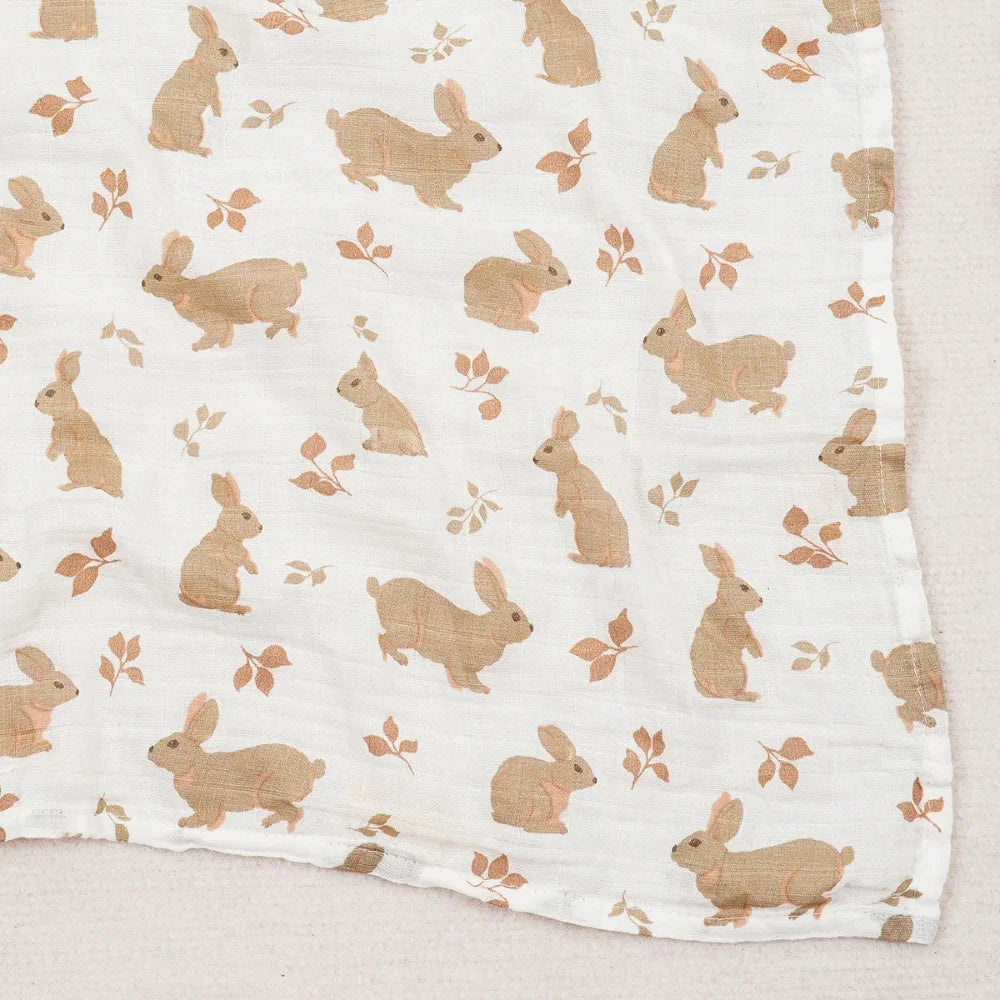 Couverture légère bébé en coton et bambou, motif lapins beiges et feuillage sur fond écru