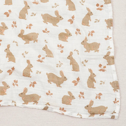 Couverture légère bébé en coton et bambou, motif lapins beiges et feuillage sur fond écru
