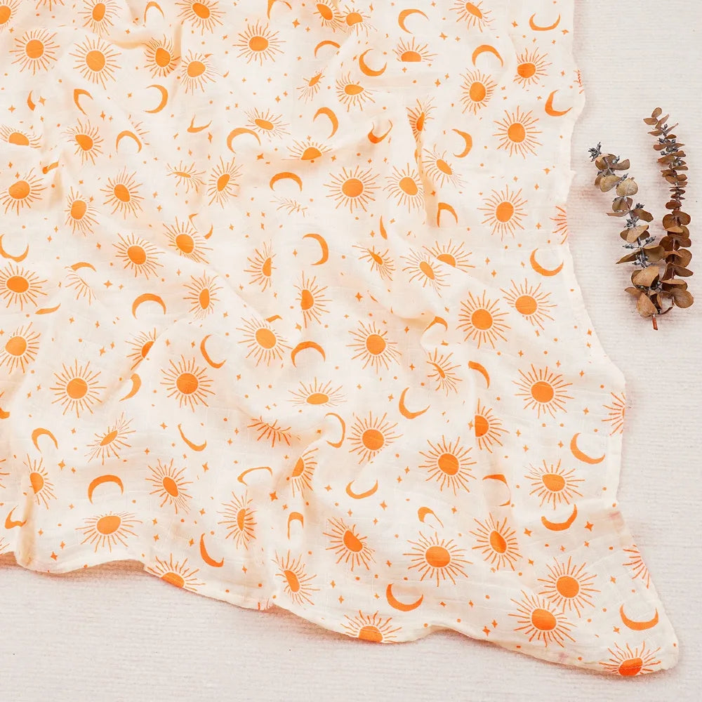 Couverture légère bébé en coton et bambou, motif lunes et étoiles sur fond orange