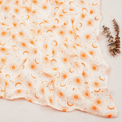 Couverture légère bébé en coton et bambou, motif lunes et étoiles sur fond orange