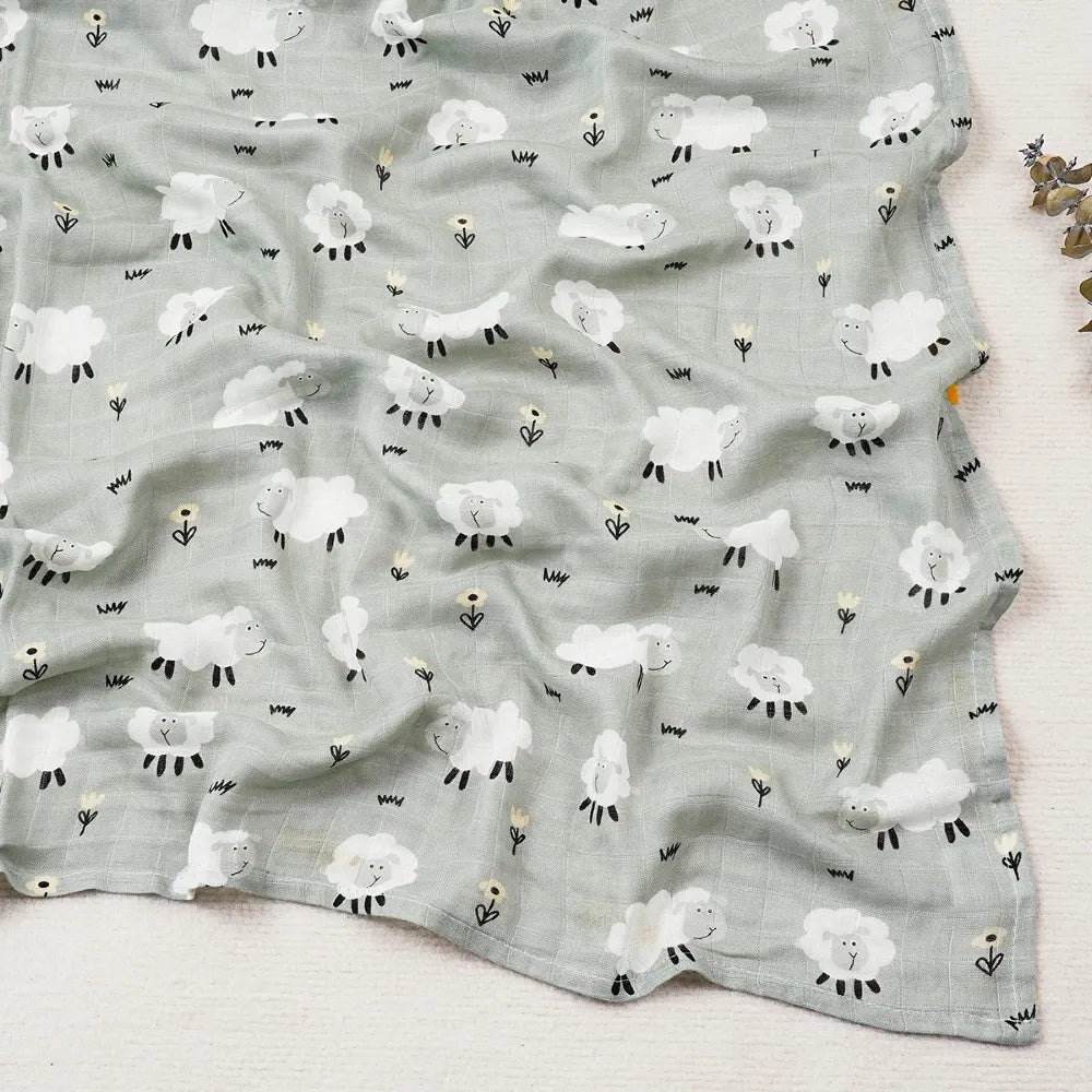Couverture légère bébé en coton et bambou, motif moutons sur fond vert sauge