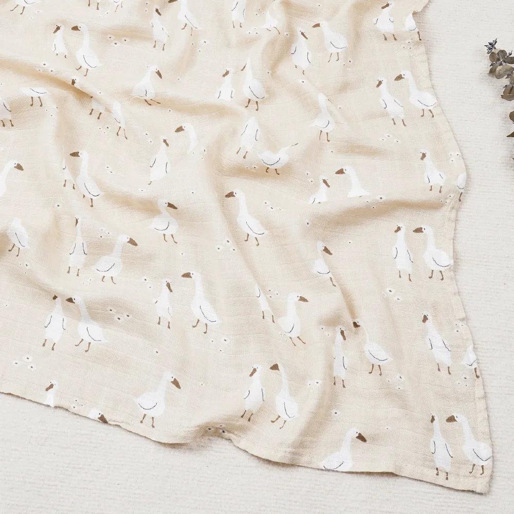 Couverture légère bébé en coton et bambou, motif oiseaux blancs sur fond écru