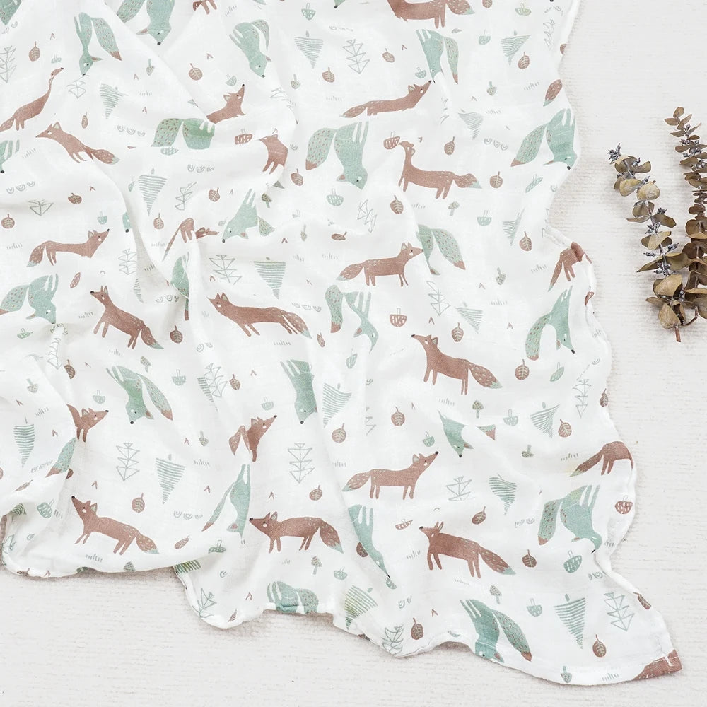 Couverture légère bébé en coton et bambou, motif renards et sapins sur fond écru