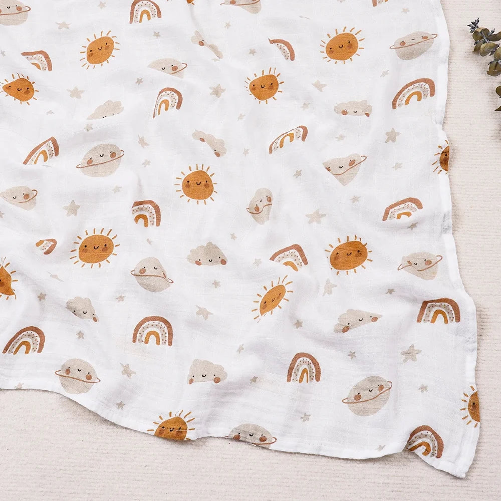 Couverture légère bébé en coton et bambou, motif soleils et arcs-en-ciel sur fond blanc