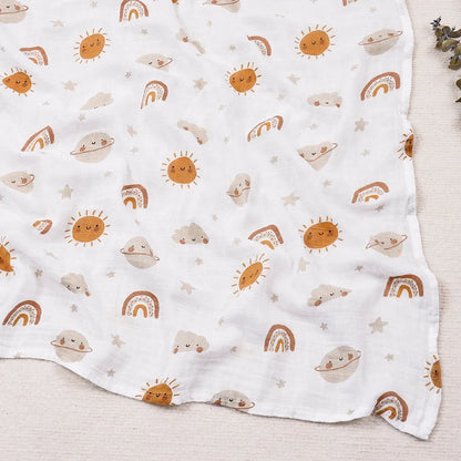 Couverture légère bébé en coton et bambou, motif soleils et arcs-en-ciel sur fond blanc