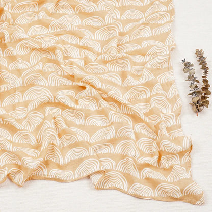 Couverture légère bébé en coton et bambou, motif vagues abstraites sur fond jaune moutarde