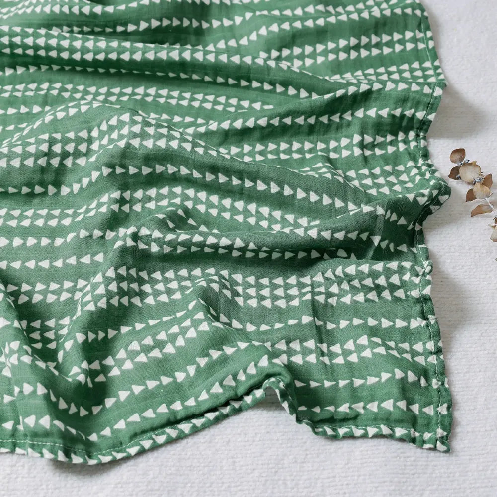Couverture légère bébé en coton et bambou, motif tirets blancs sur fond vert