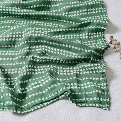 Couverture légère bébé en coton et bambou, motif tirets blancs sur fond vert