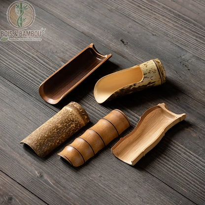 Cuillere a the en bambou faite main 5 modeles poses a plat fond bois fonce teintes variees - Bois et Bambou Eco
