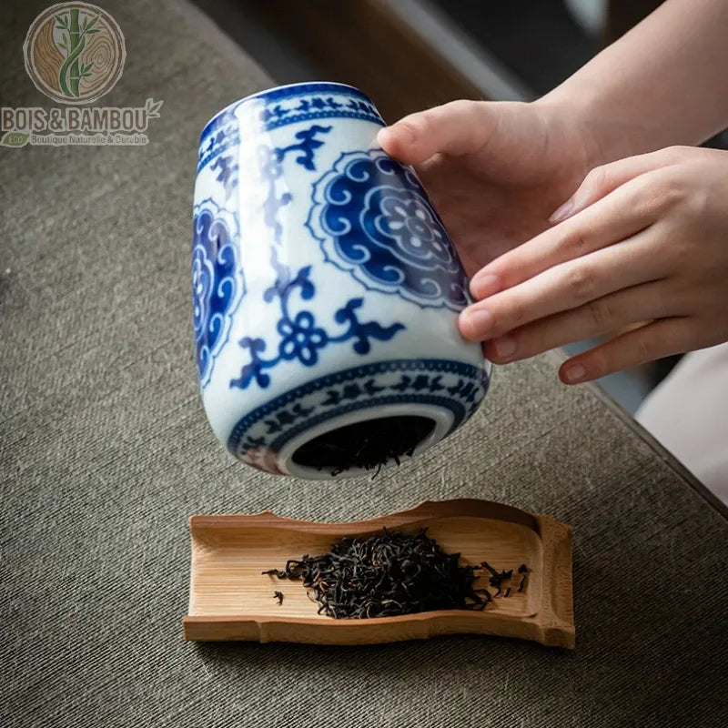 Cuillere a the bambou claire feuilles the noir sous tasse porcelaine bleue blanche tenue a la main - Bois et Bambou Eco