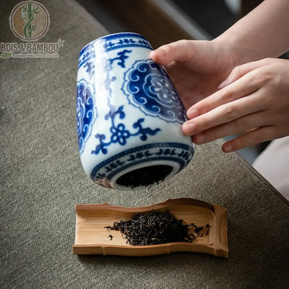 Cuillere a the bambou claire feuilles the noir sous tasse porcelaine bleue blanche tenue a la main - Bois et Bambou Eco