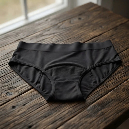 Culotte menstruelle en bambou noire pour flux très abondant, posée à plat