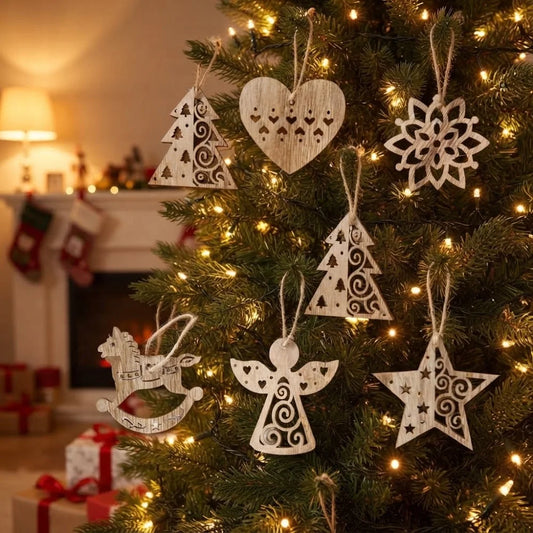 Suspensions de Noël en bois ajouré suspendues à un sapin lumineux