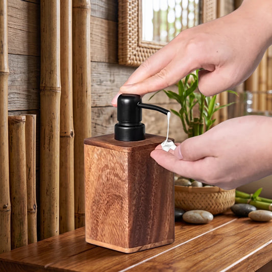 Distributeur de savon en bois avec pompe noire, utilisation dans une salle de bain en bois et bambou